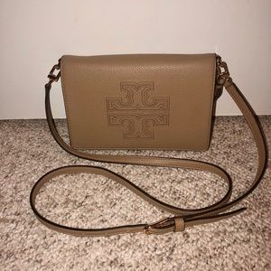 Tory Burch Harper wallet crossbody in Camel
